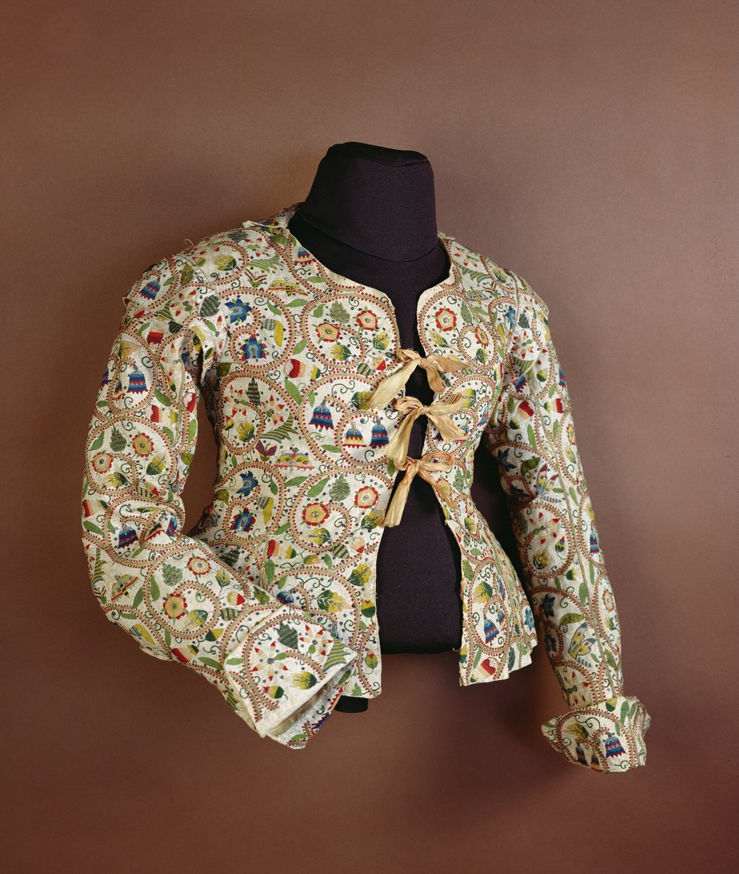 Chaqueta bordada de mujer, conocida en el siglo XVII como un chaleco de English School