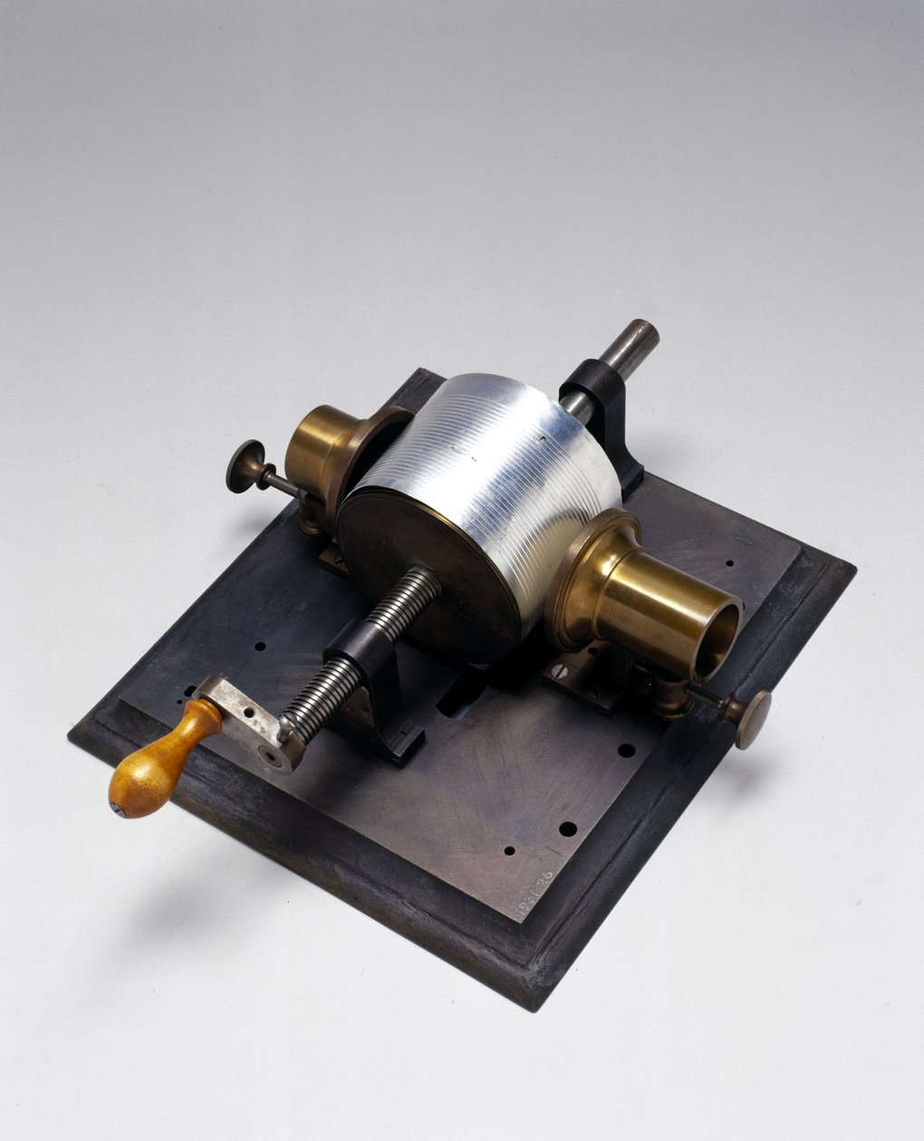 Réplica del primer fonógrafo, inventado por Thomas Alva Edison (1847-1931) en 1877 de English School English School