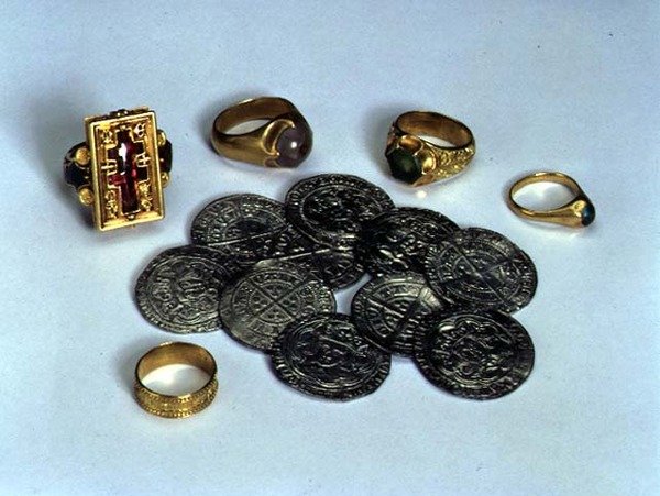 Anillos del Tesoro de Thame y diez groats de plata encontrados en el río Thame, fecha terminal 1457 de English School English School