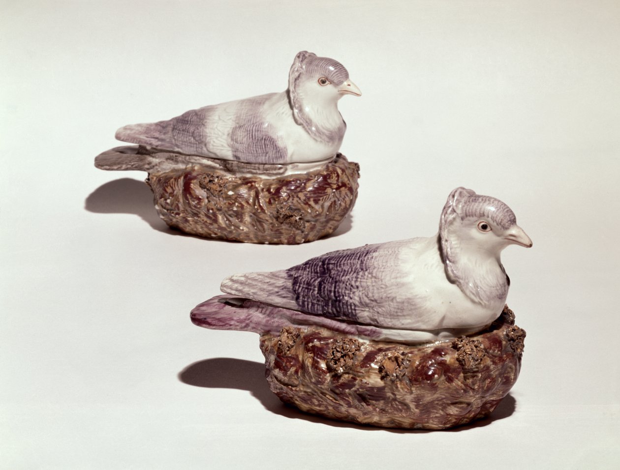 Par de sopas de cerámica de Staffordshire en forma de palomas, c.1790 de Enoch Wood