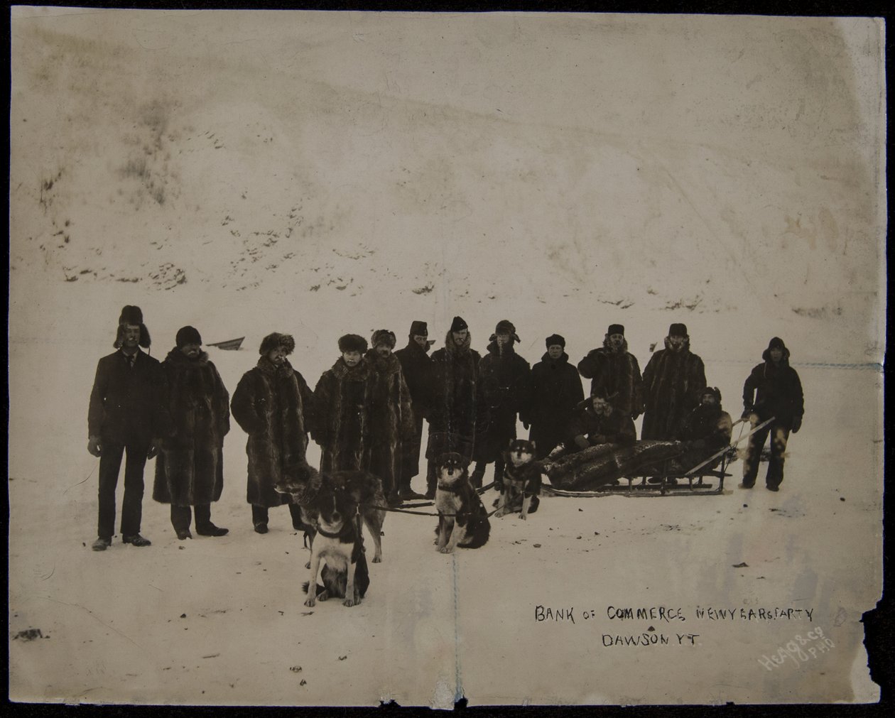 Fiesta de Año Nuevo del Banco Canadiense de Comercio, Dawson, Y.T., fotógrafo, Hegg & Co., sin fecha (foto en b/n) de Eric A. Hegg