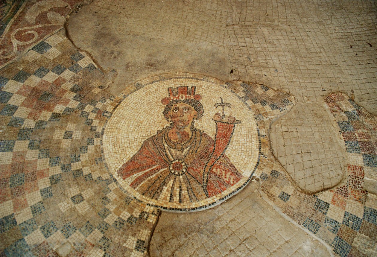 Mosaico de Tyche, diosa de la fortuna, en la exedra semicircular de la calle Paladio. de Erich Lessing