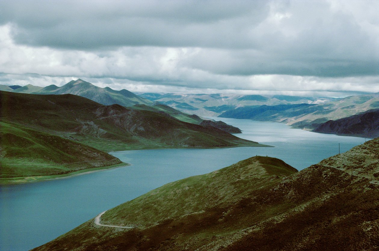 Lago Yamdrog, ruta Sur de Shigatse a Lhasa, Tíbet (foto) de Erich Lessing