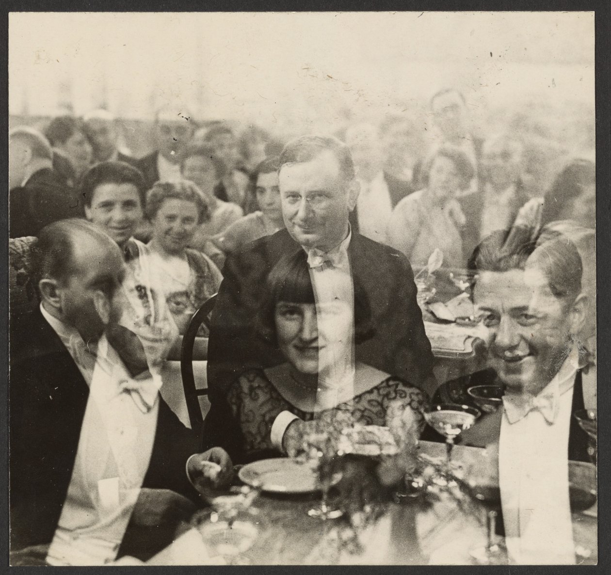 [Doble exposición de un grupo de personas en un banquete] de Erich Salomon