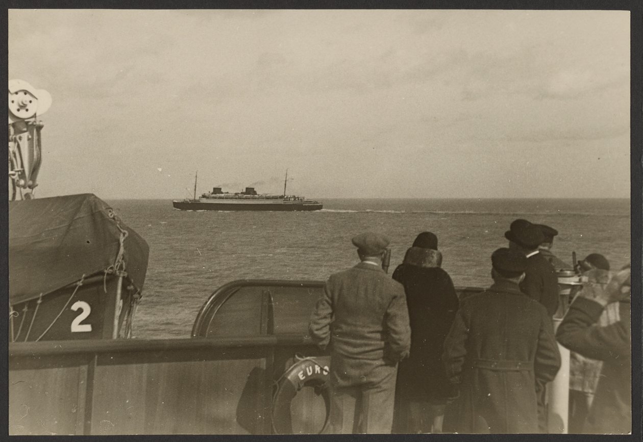 [Grupo de personas en la cubierta de un barco viendo pasar otro barco en la distancia] de Erich Salomon