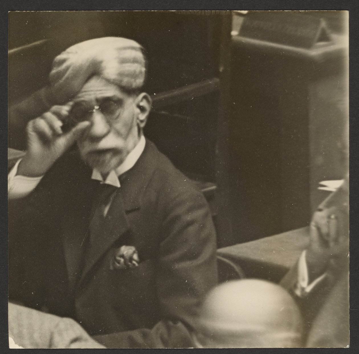 [Hombre sentado con turbante y gafas oscuras] de Erich Salomon
