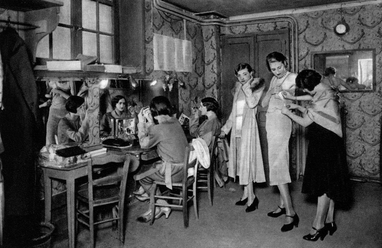 Modelos en una gran casa de modas, París, 1931 de Ernest Flammarion