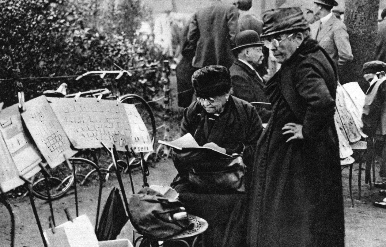 Vendedores de sellos en los Campos Elíseos, París, 1931 de Ernest Flammarion