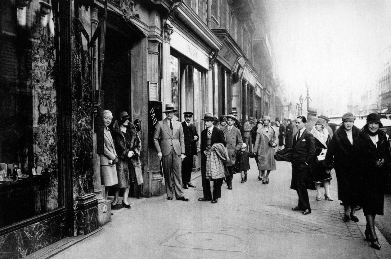 Esperando a las costureras saliendo del trabajo, París, 1931 de Ernest Flammarion
