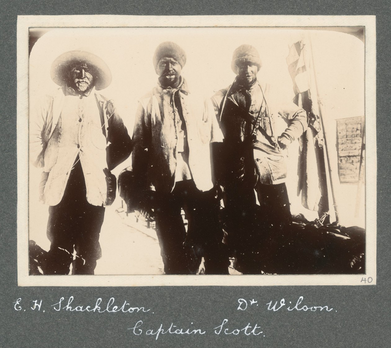 Fotografía de grupo de Shackleton, el capitán Scott y el doctor Wilson a su regreso al Discovery tras el intento de alcanzar el Polo Sur. Del álbum de Sir Ernest Henry Shackleton titulado National Antarctic Expedition (1901-1903). de Ernest Henry Shackleton