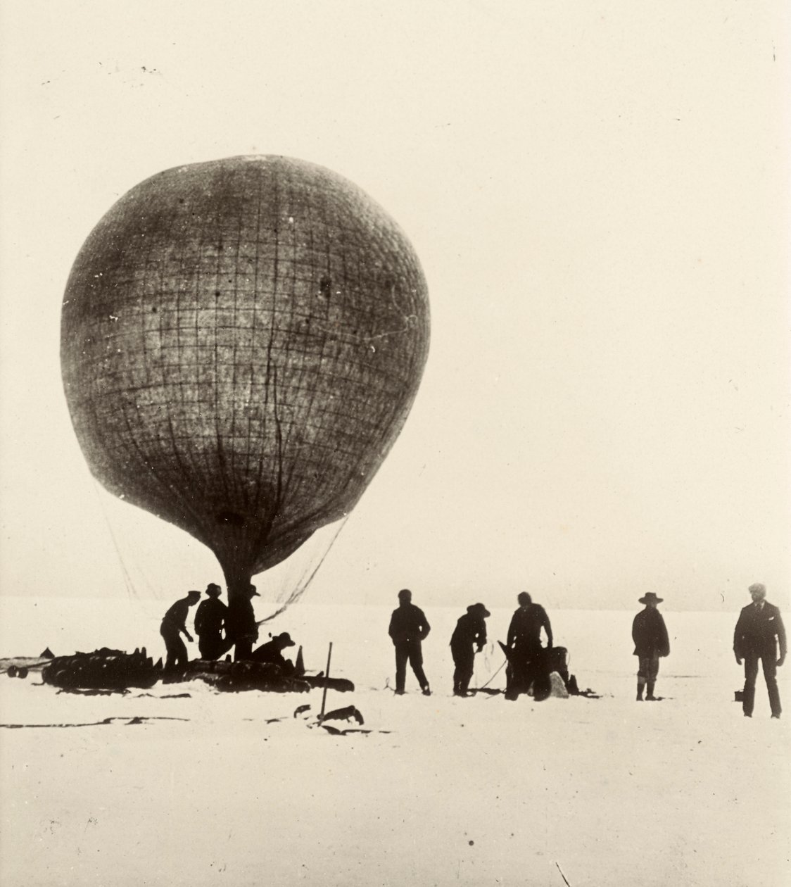 Vista del globo de tripa de vaca inflado con hidrógeno sobre el hielo. Del álbum de Sir Ernest Henry Shackleton titulado National Antarctic Expedition (1901-1903). de Ernest Henry Shackleton