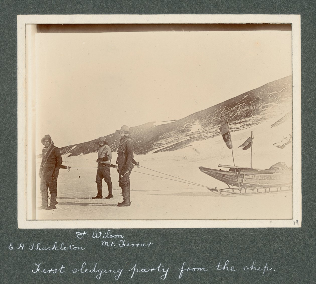 E H Shackleton, el Dr. Edward Wilson y el Sr. Hartley Ferrar (el Geólogo) en los arneses del trineo. Del álbum de Sir Ernest Henry Shackleton titulado National Antarctic Expedition (1901-1903). de Ernest Henry Shackleton