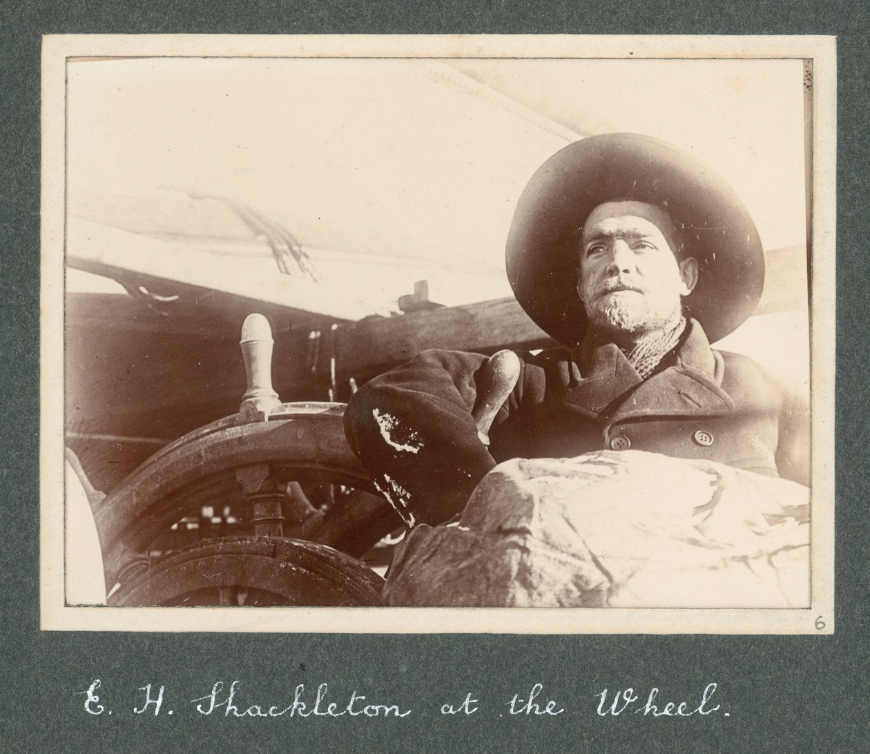 E H Shackleton junto al timón del "Discovery" (1901) Del álbum de Sir Ernest Henry Shackleton titulado National Antarctic Expedition (1901-1903) de Ernest Henry Shackleton