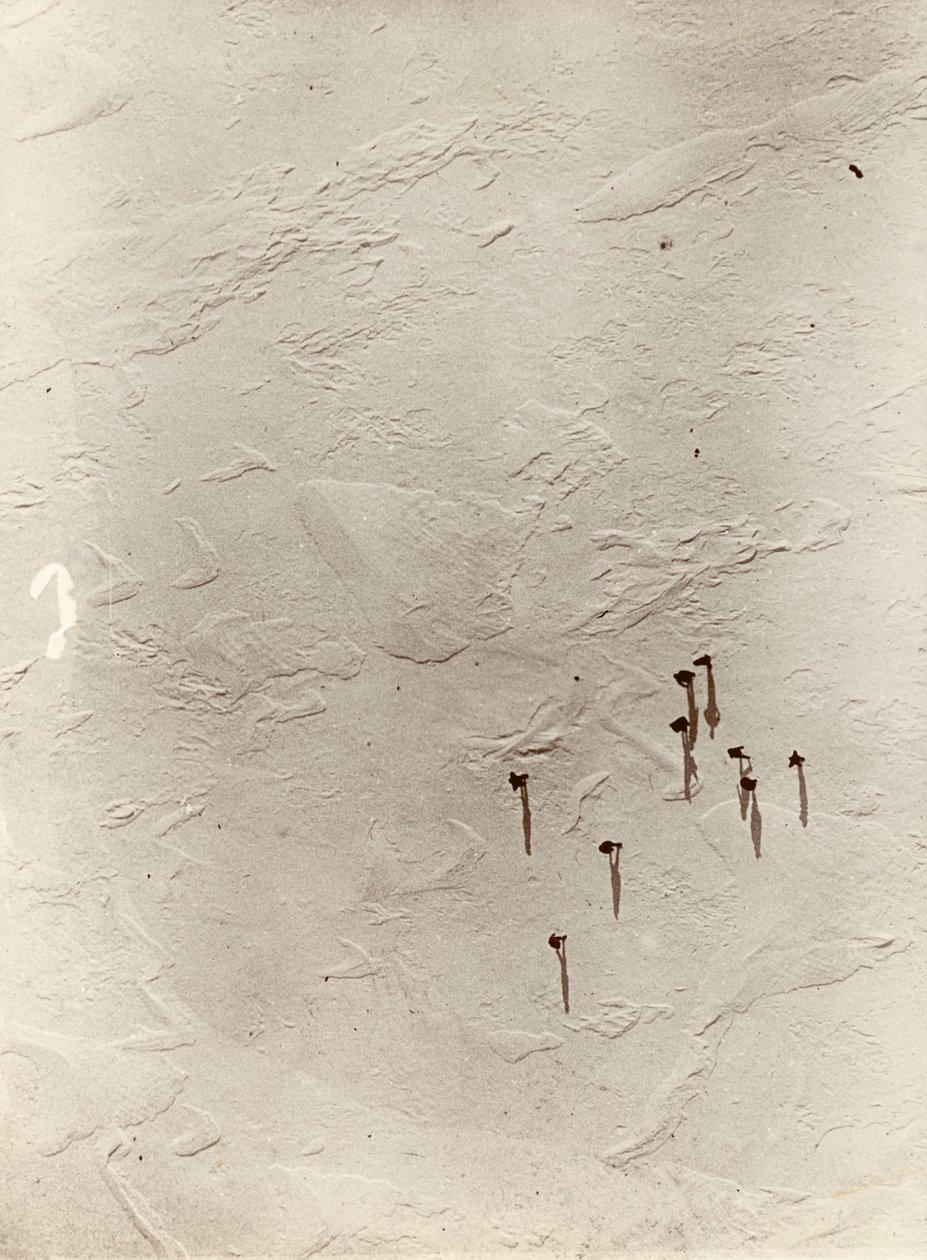 Mirando desde el globo a través de la meseta hacia el "Discovery" (1901). Del álbum de Sir Ernest Henry Shackleton titulado National Antarctic Expedition (1901-1903). de Ernest Henry Shackleton