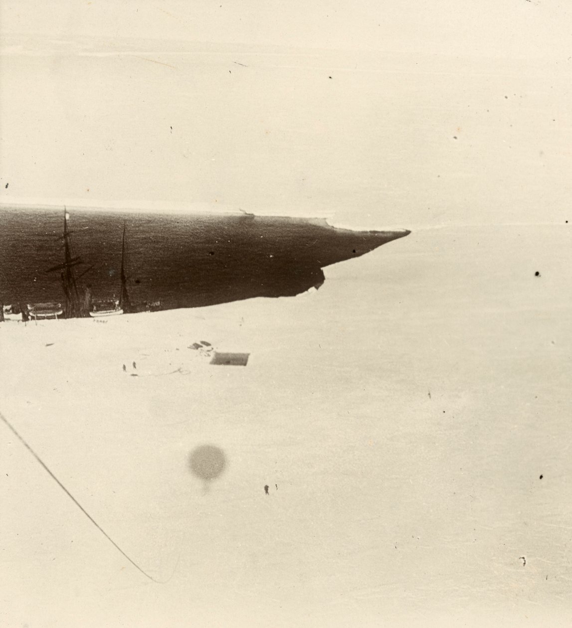 Mirando la meseta desde el globo. Del álbum de Sir Ernest Henry Shackleton titulado National Antarctic Expedition (1901-1903). de Ernest Henry Shackleton