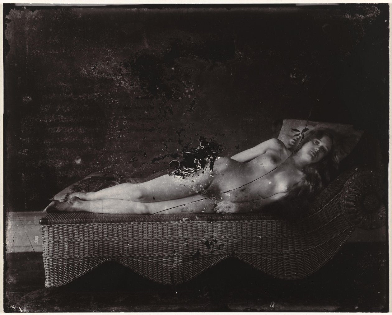 Desnudo femenino en una chaise longue Chica en la tumbona de mimbre, Nueva Orleans (título sobre objeto) de Ernest James Bellocq