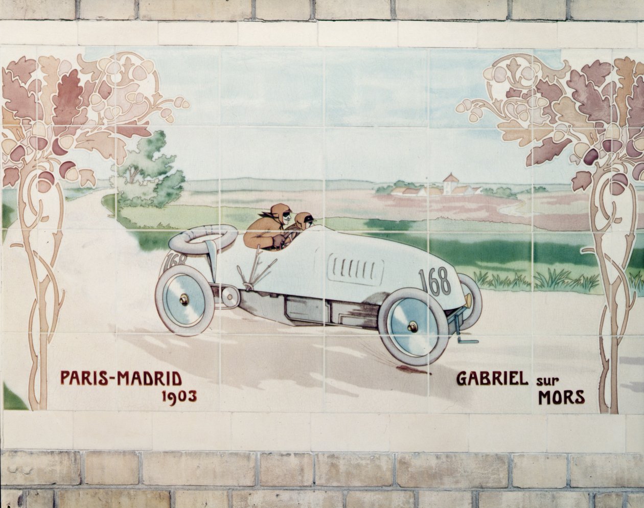 Gabriel conduciendo un coche Mors en la carrera de París a Madrid de 1903, conocida como La Carrera de la Muerte: azulejos de cerámica fabricados por Gilardoni Fils et Cie de París, según un dibujo de Ernest Montaut (1878-1909). de Ernest Montaut