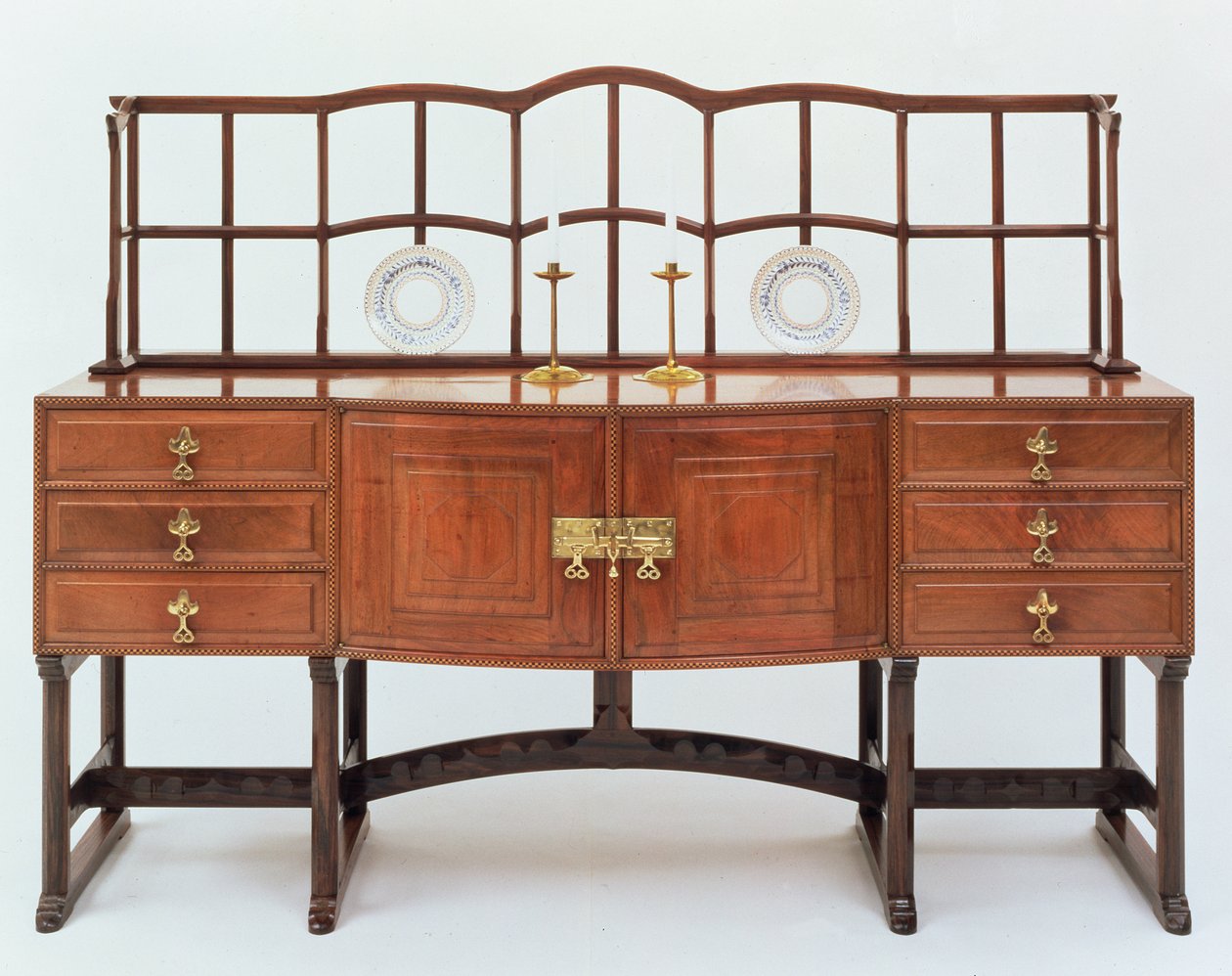 Aparador con soporte para platos, 1915 de Ernest William Gimson