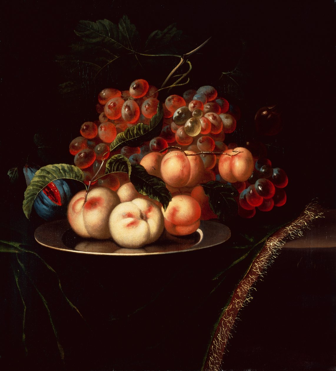Duraznos en un Plato de Peltre con Uvas y un Higo en un Ledge Draped de Ernst Stuven