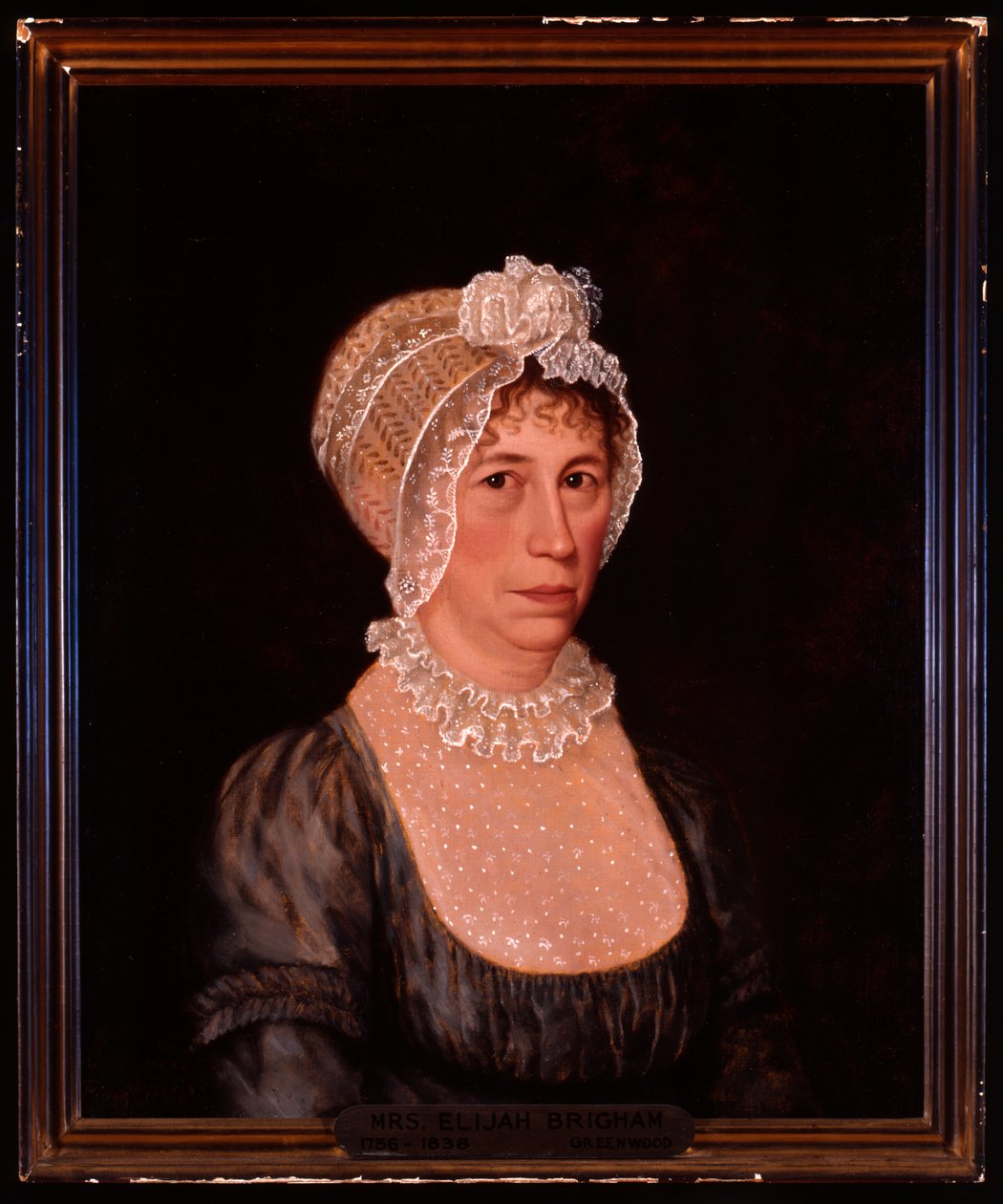 Retrato de medio cuerpo de Sarah Ward Brigham con un vestido escotado con detalles de encaje y un gorro de encaje de Ethan Allen Greenwood