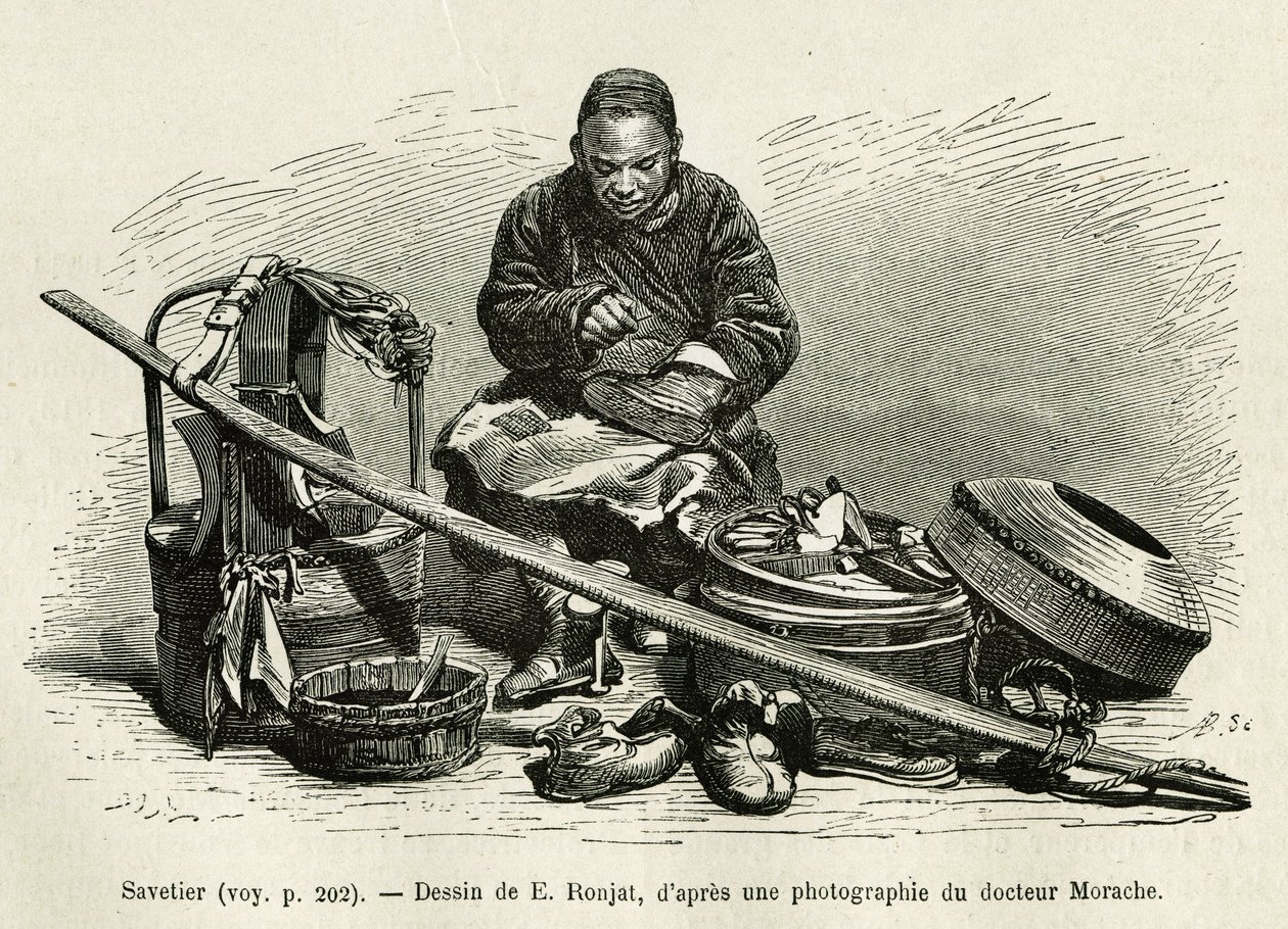 El zapatero ambulante repara las botas pero también los arneses de los coches de los altos funcionarios del palacio, al pie de la Puerta de la Flor Oriental del Palacio Imperial en Pekín. Grabado según el dibujo de E.Ronjat, para ilustrar el viaje a P de Etienne Antoine Eugene Ronjat