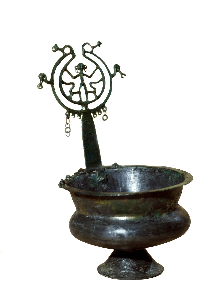 Taza con asa decorativa y figura humana (bronce) de Etruscan