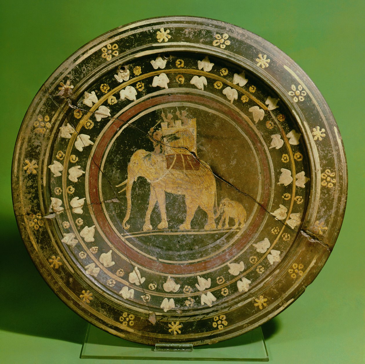 Plato que representa un elefante usado en la guerra contra los cartagineses (cerámica) de Etruscan
