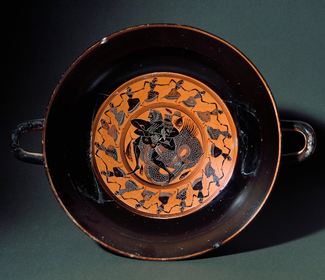 Antigüedad etrusca: copa de terracota que representa la lucha entre Heracles y el monstruo marino Tritón. De Tarquinia. 550 a.C. Tarquinia, Museo Arqueológico de Etruscan