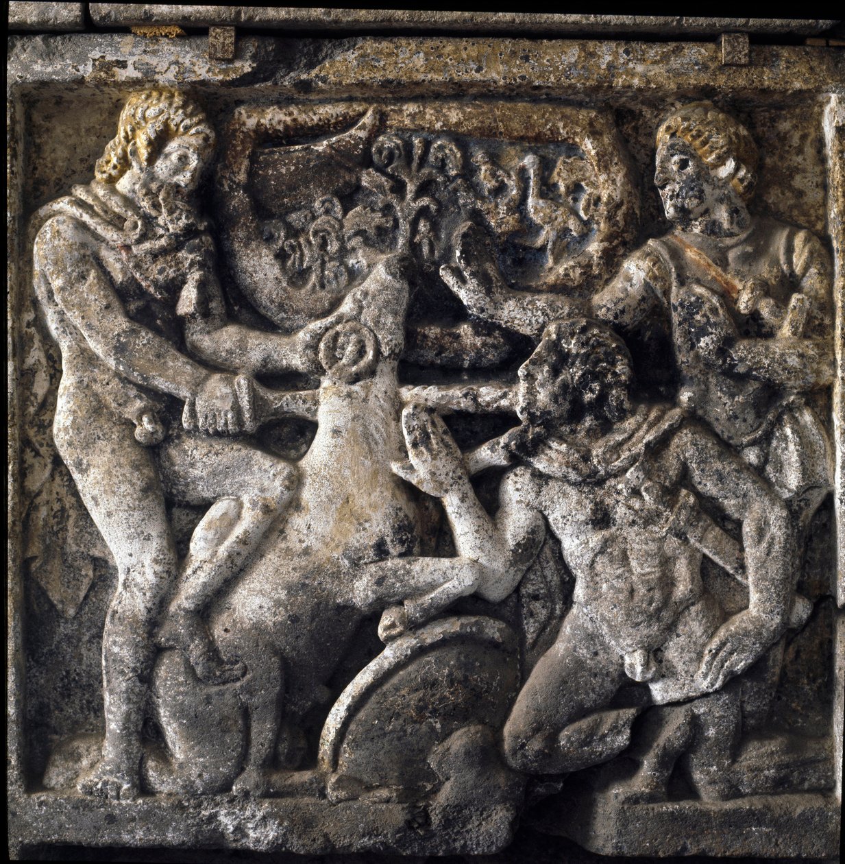 Arte etrusco: Ulises en el reino de los muertos sacrificando una oveja para consultar al adivino ciego de Tebas Tiresias. Episodio de la Odisea de Homero. Detalle de un bajorrelieve de sarcófago del siglo IV o III a.C. De Torre San Severo. Orvieto, Museo de Etruscan