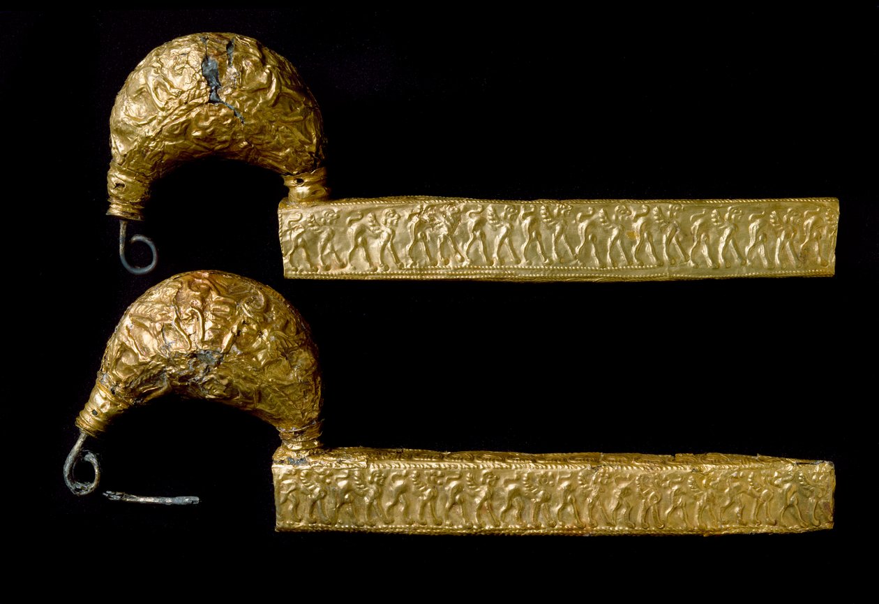 Arte etrusco: fíbulas (alfileres) en oro. 630 a.C. De la tumba del Licteur (Littore) en Vetulonia (o Vetulonium). Dim. 21 cm Florencia, Museo Arqueológico de Etruscan
