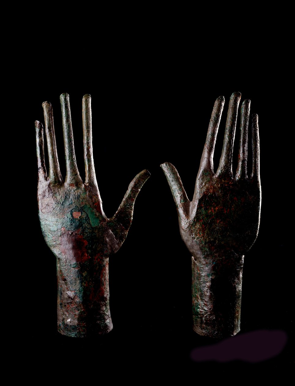Arte etrusco: dos manos - Estatuillas de bronce - 680-670 a.C. Dim H 23,5 cm De la tumba del Carro de bronce, Vulci de Etruscan