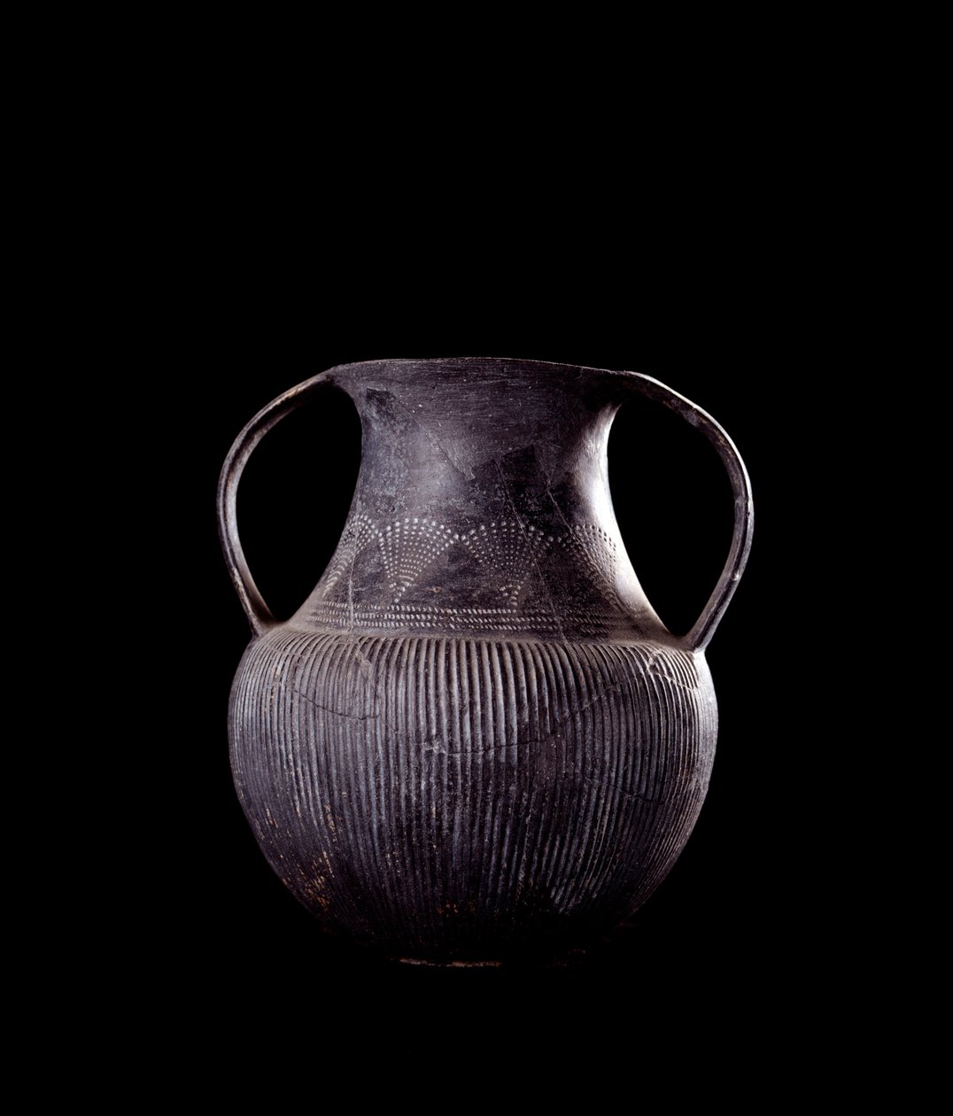 Civilización etrusca: ánfora de bucchero negro, de Veio, necrópolis de Monte Michele, Italia - siglo VII a.C. de Etruscan