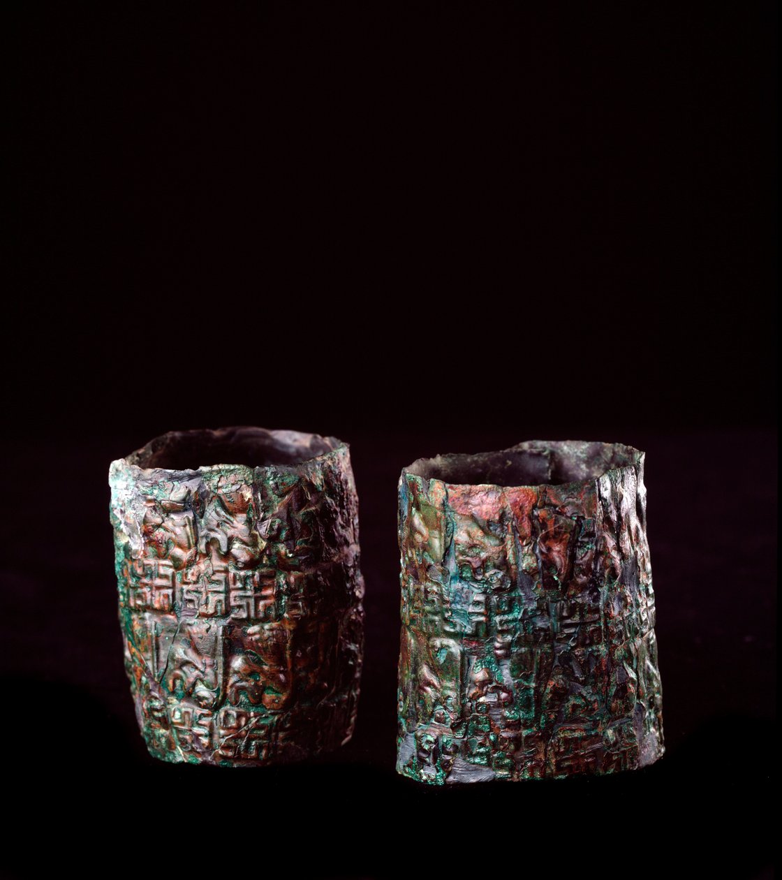 Civilización etrusca: decoraciones de brazaletes en bronce de la tumba del tanque de bronce en Vulci, 680-670 a.C. de Etruscan