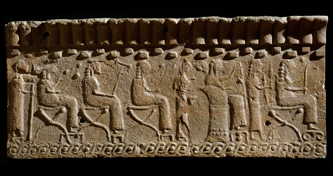 Civilización etrusca: friso de terracota adornado con bajorrelieves de divinidades y dignatarios sentados. 580 a.C. Dim. 24x54 cm. Del Palacio de Murlo. Murlo, Antiquarium Comunale de Etruscan