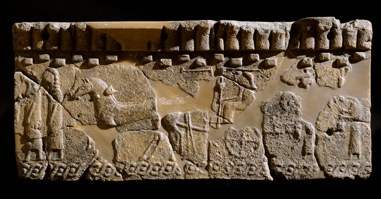 Civilización etrusca: friso de terracota decorado con un cortejo. Siglo VI a.C. Del segundo palacio de Murlo. Dim. 24x39 cm Murlo, Antiquarium Comunale de Etruscan