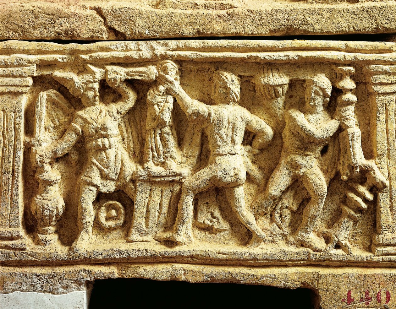 Civilización etrusca, urna de toba con escenas de galos saqueando templos de Etruscan