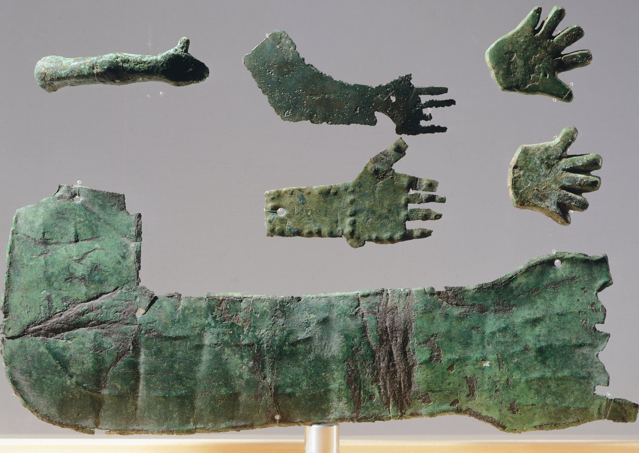 Exvoto en placa de bronce que representa los miembros superiores de Etruscan