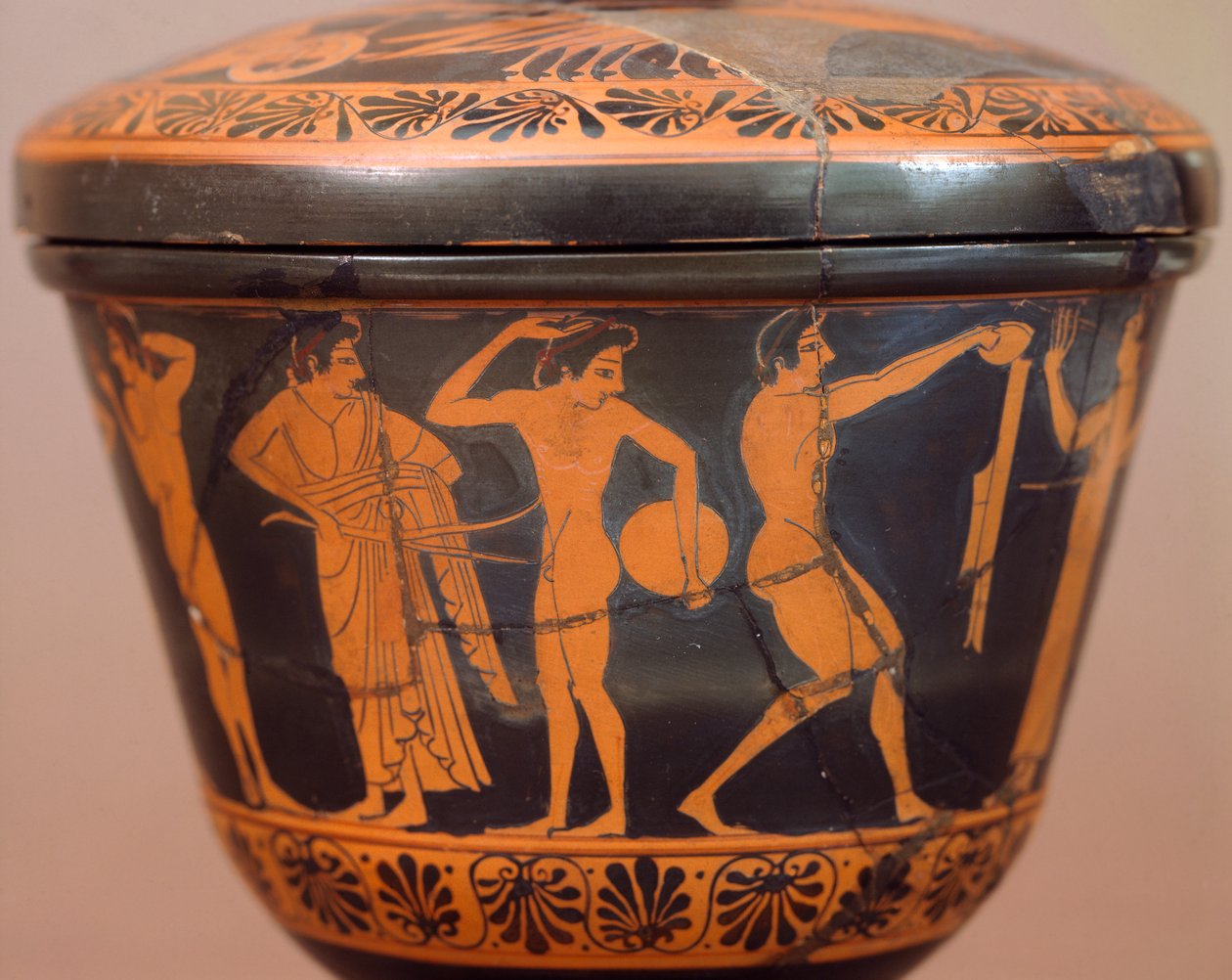 Pyxis con atletas realizando lanzamiento de disco y otras disciplinas. Cerámica de figuras rojas, de Cerveteri (Lazio). Civilización etrusca, siglo IV a.C. de Etruscan