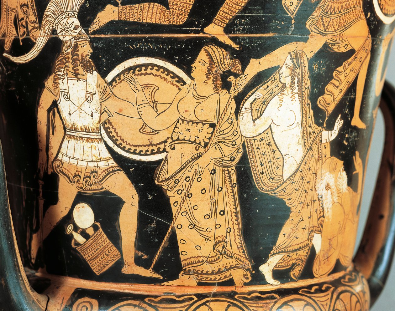 Cerámica de figuras rojas, detalle de crátera que representa a Menelao enfrentado por Afrodita al alcanzar a Helena de Etruscan