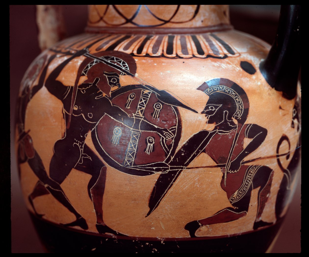 Ánfora de terracota con representación de un duelo entre dos soldados, 520-500 a.C. de Etruscan