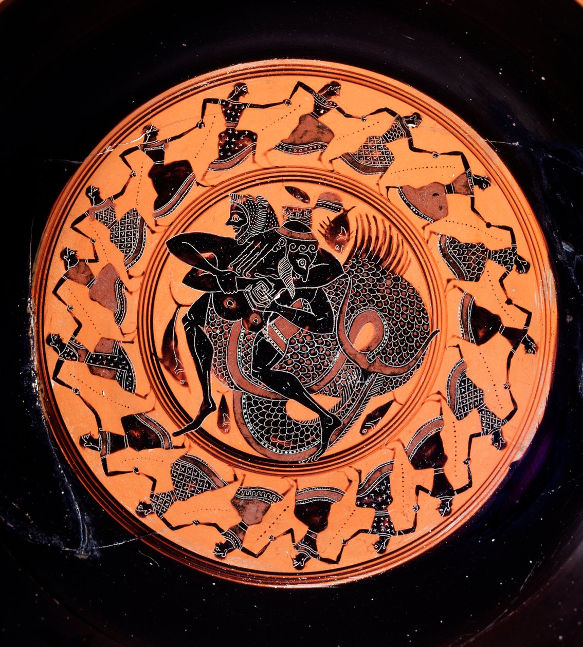 Kylix de terracota que representa a Hércules luchando con Tritón, rodeado por diecisiete nereidas danzantes, siglo VI a.C. de Etruscan