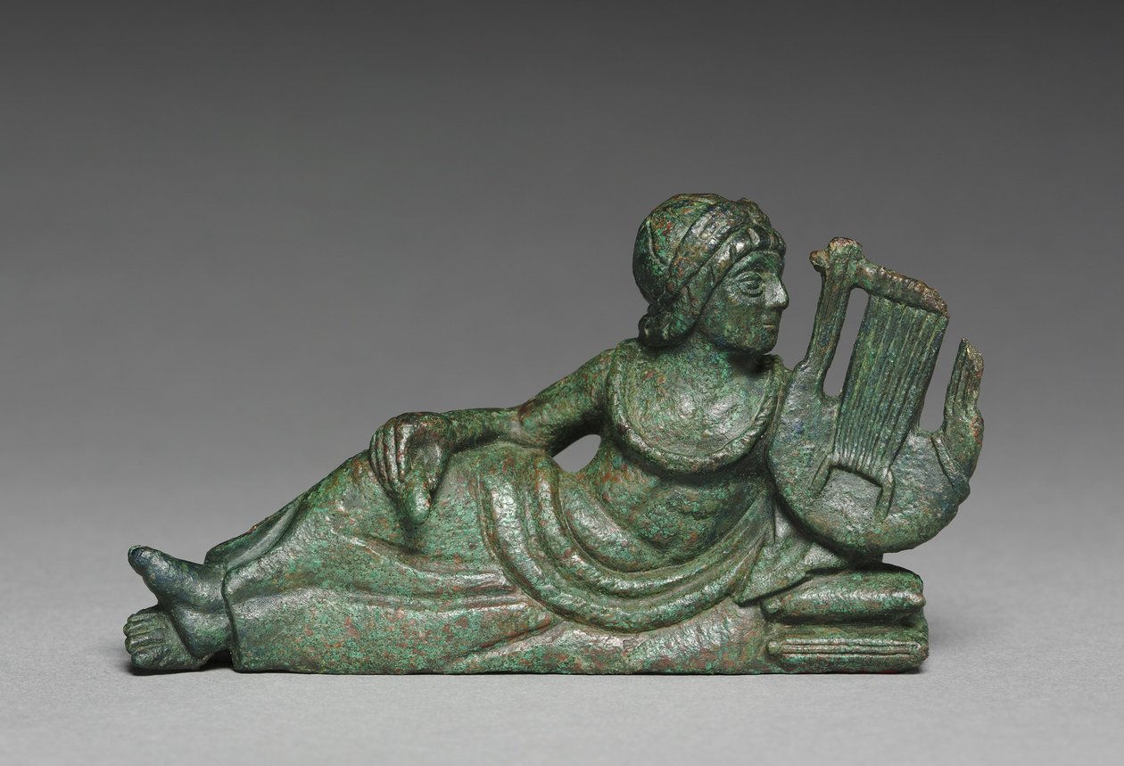 Ornamento de vaso de jugador de lira reclinado, Italia, c.400-375 a.C. de Etruscan
