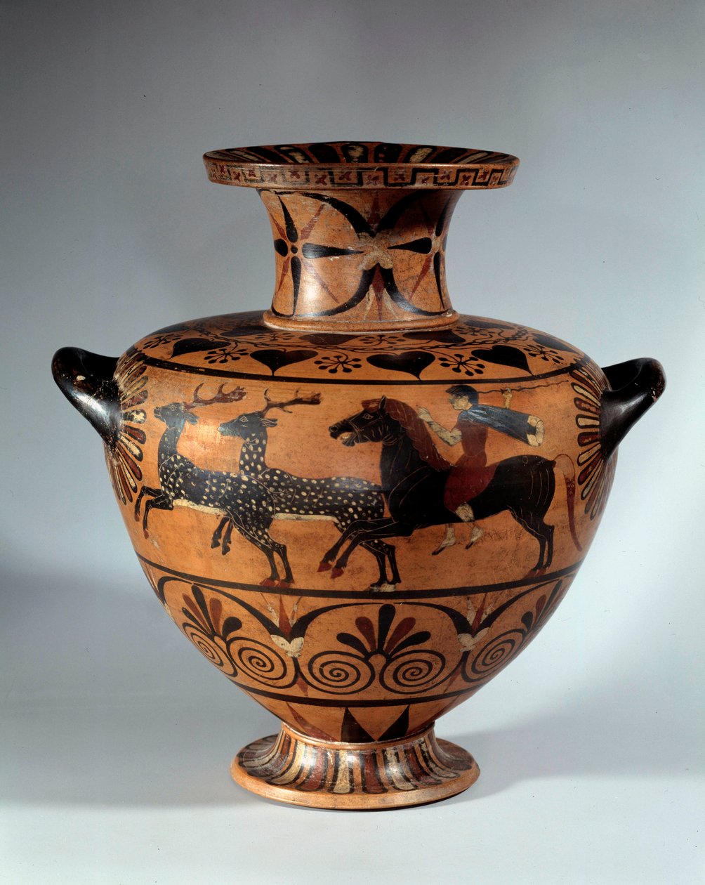 Hidria cerámica con figuras negras, llamada Caere. Cara: caza de ciervos Reverso: dos toros alados galopando en dirección opuesta. Aproximadamente 540-530 a.C. Sol 0,4 m París, Museo del Louvre de Etruscan Etruscan