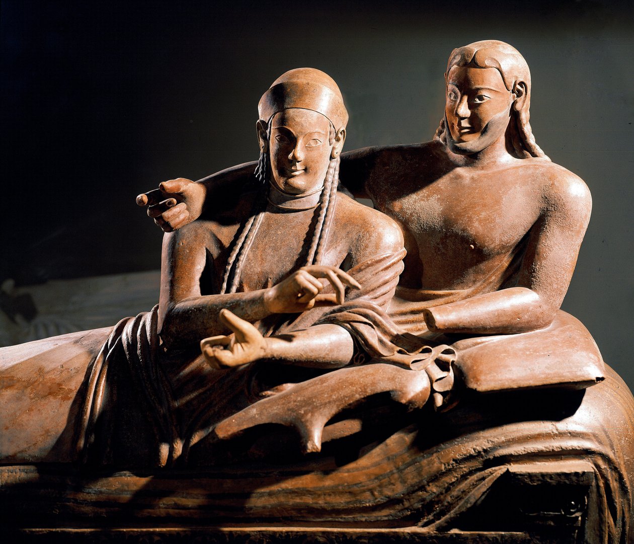 Arte etrusco: Sarcófago de los esposos, grupo esculpido en terracota de una pareja en la cama funeraria (detalle), de Cerveteri, Italia. 525-500 a.C. París, Museo del Louvre de Etruscan Etruscan