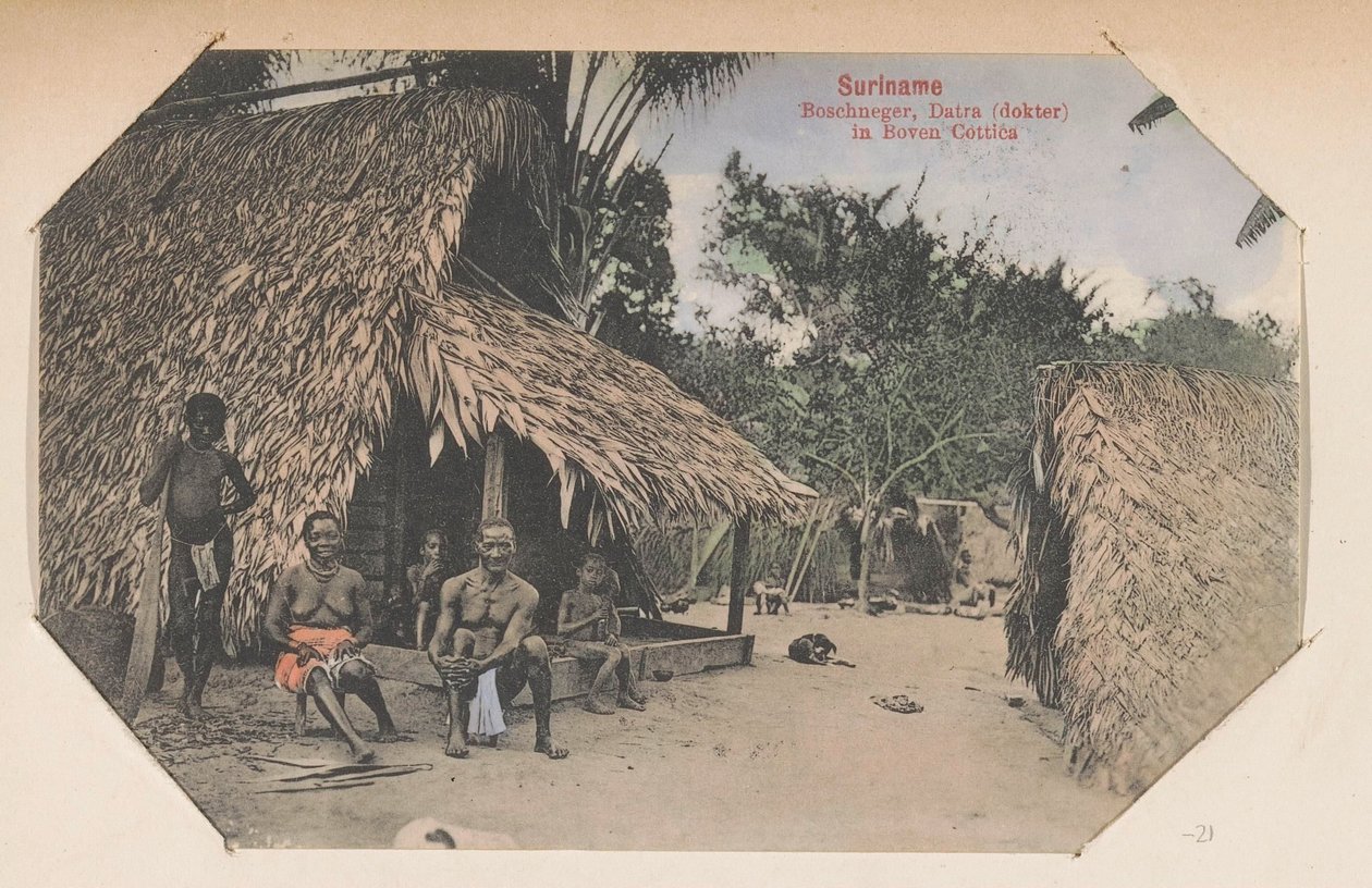 Cimarrones frente a su casa Surinam Bushnegro, Datra (médico) en Boven Cottica (título sobre el objeto) de Eugen Klein
