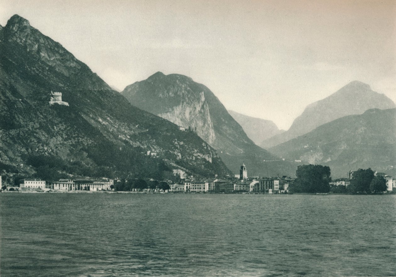 Riva del Garda desde el Lago de Garda, Italia, 1927 de Eugen Poppel