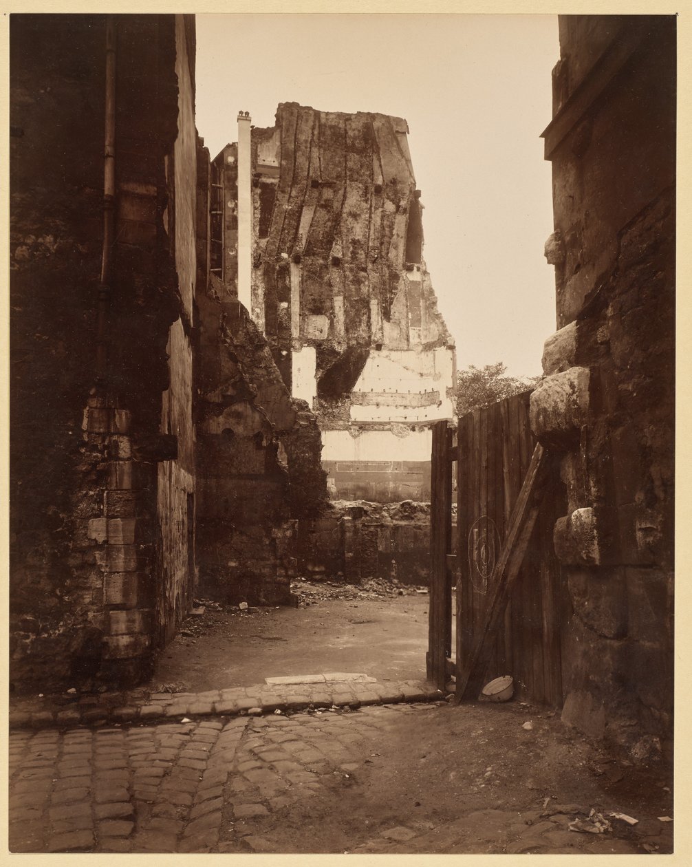 Esquina de calle junto al cementerio, Saint-Benoît de Eugène Atget