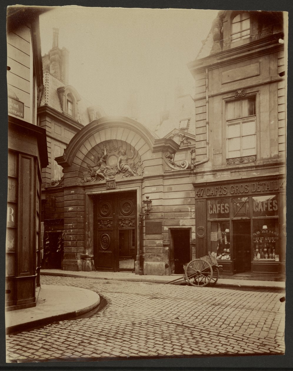 Entrada a un palacete privado, 47 Rue Vieille du Temple de Eugène Atget