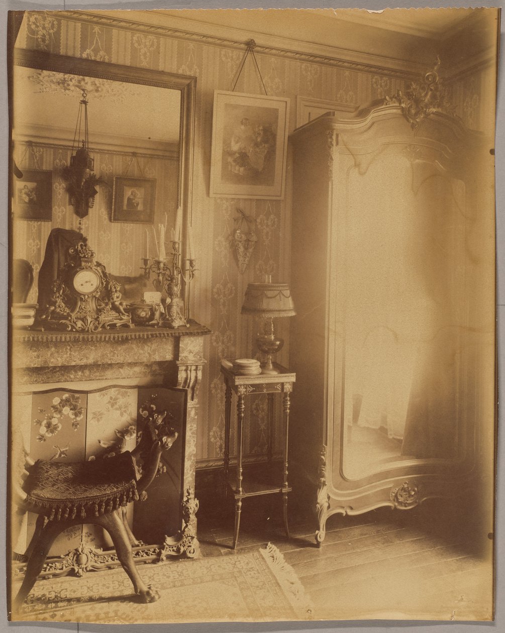 Innenraum von Frau D., kleine Rentnerin, Boulevard du Port-Royal de Eugène Atget
