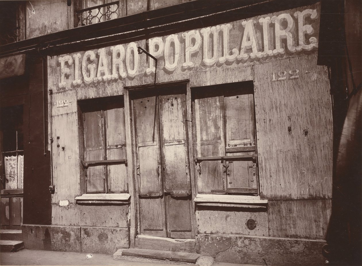 Le Figaro populaire, 122 Boulevard de la Villette (fachada de barbería, 122 Boulevard de la Villette) de Eugène Atget
